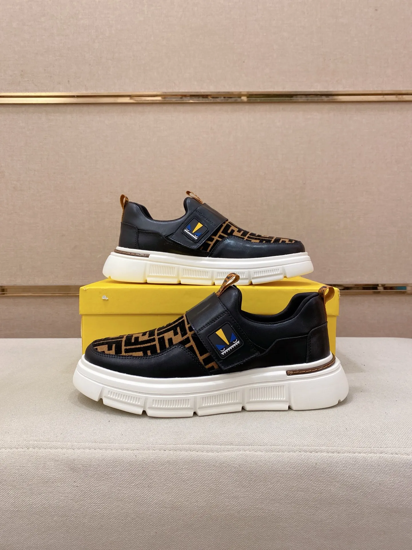 Men's shoes 💰 400💰 (fendi) New style 👊🏻 upper 🇮🇹 imported cowhide fabric 🇩🇪 lining imported sheepskin lining. The original outsole is molded to highlight the identity of every man, and the upper foot is elegant and stable🚶🏻🚶🏻The high-end custom counters reproduce the original version📯No matter the wind or rain, the shoe last remains unchanged and can withstand the verification of time🔍️,🔵 Size: 38-44